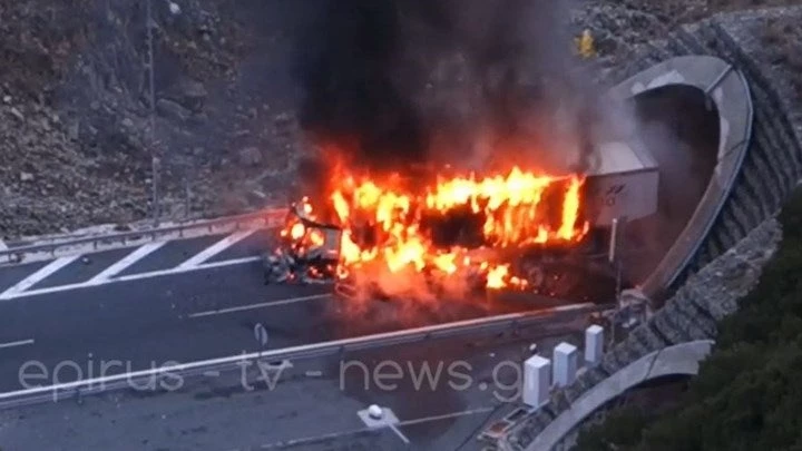 Στις φλόγες τυλίχθηκε νταλίκα στην Εγνατία Οδό – Από θαύμα σώθηκε ο οδηγός (βίντεο)
